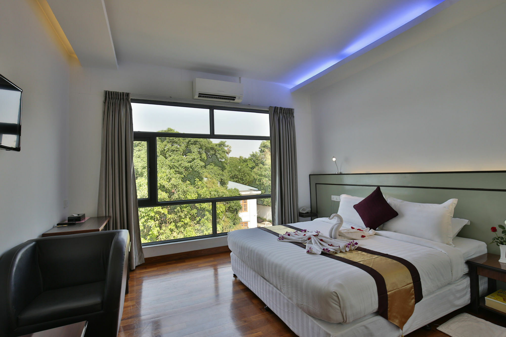 Sky View Hotel Yangon Esterno foto