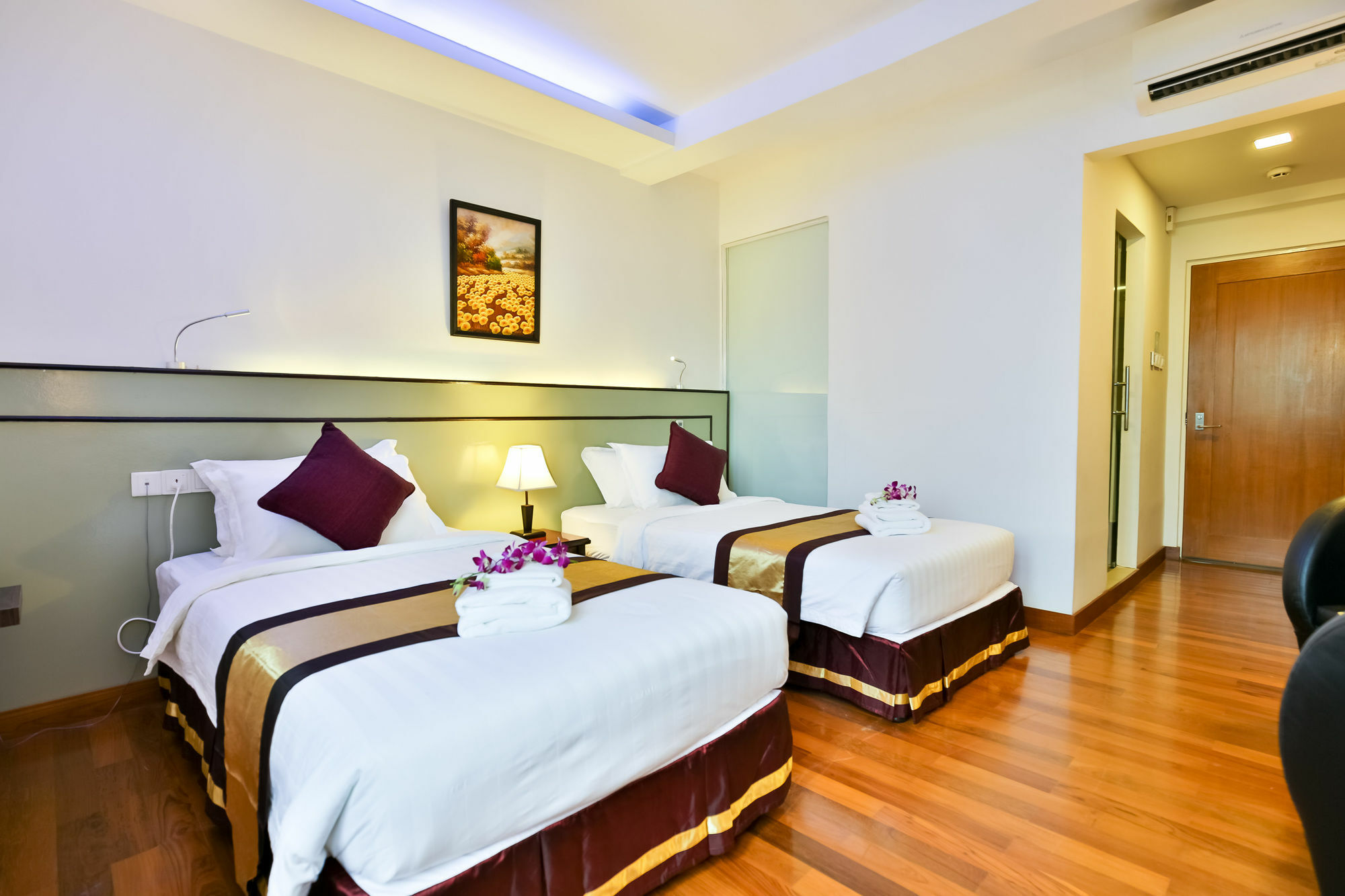 Sky View Hotel Yangon Esterno foto