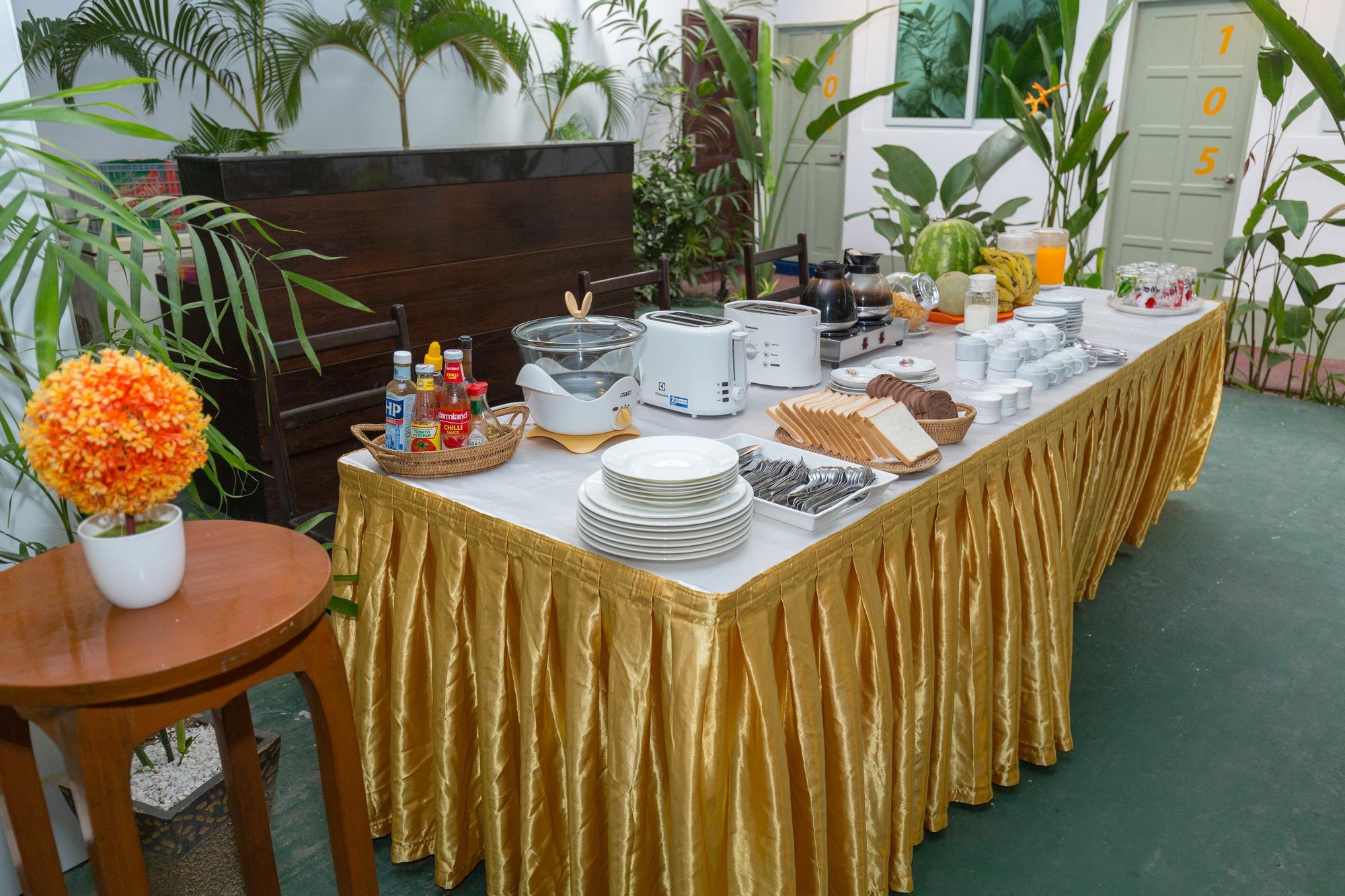 Sky View Hotel Yangon Esterno foto